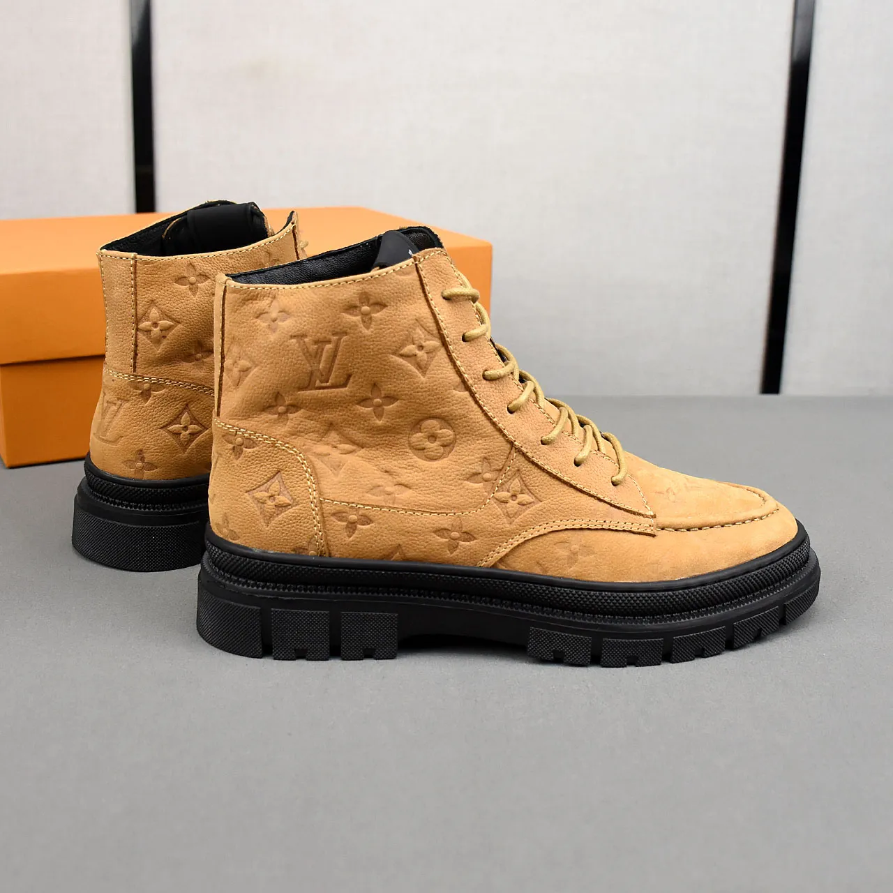 PP leather 240 gross 260👟👟👟LOUIS VUITTON LV donkey brand new thick-soled lace-up big-toe shoes men's casual shoes high-top short boots. These boots are made of waterproof nubuck to create a lightweight and comfortable shoe body. The trendy attitude of being both strong and soft makes it an everyday choice. ✔Upper: imported nubuck leather ✔Lining: sheepskin or wool ✔Outsole: molded outsole Size: 38-44